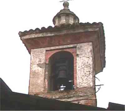 Der Glockenturm (1671) mit den drei Glocken (zwei vom 1766, eine vom 1931)