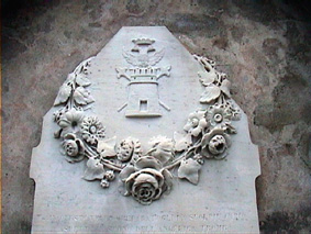 Wappen del Familie Torriani auf Bestattungsstein