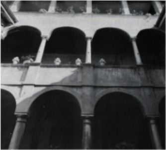 Mendrisio, Palazzo Torriani, i porticati sulla corte principale
