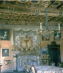 Mendrisio, Palazzo Torriani, l'antico Salone, dettaglio del camino con lo Stemma di Famiglia